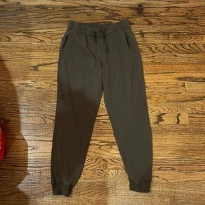 Lululemon- on the fly jogger 28" luxtreme
